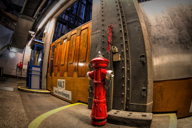 ein-hydrant-vor-den-fahrstuhltueren-im-alten-elbtunnel