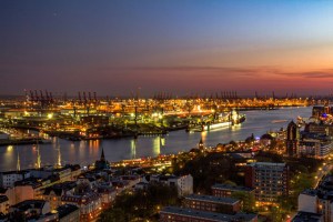 ein-panorama-vom-hamburger-hafen-blohm-und-voss-und-die-stadtlichter-in-der-nacht