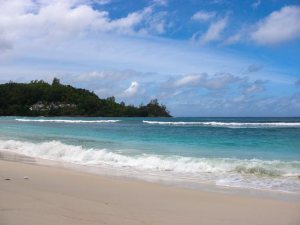 das-tuerkise-meer-und-weisse-strand-auf-mahe
