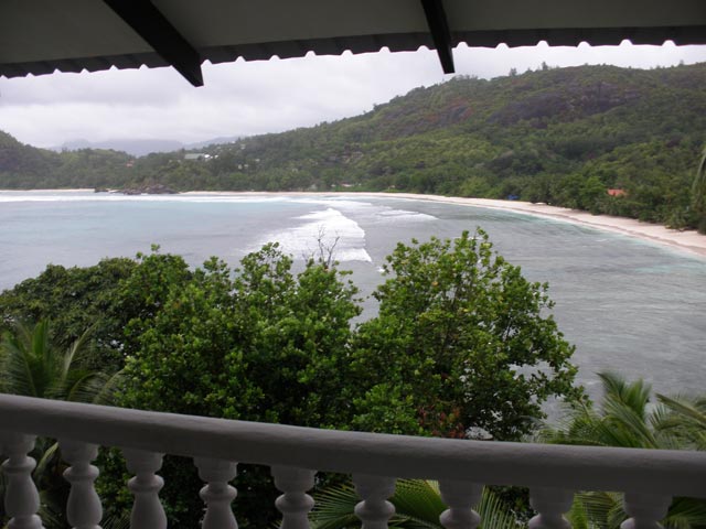 der-blick-vom-hotelbalkon-auf-die-bucht-lazare-picoult