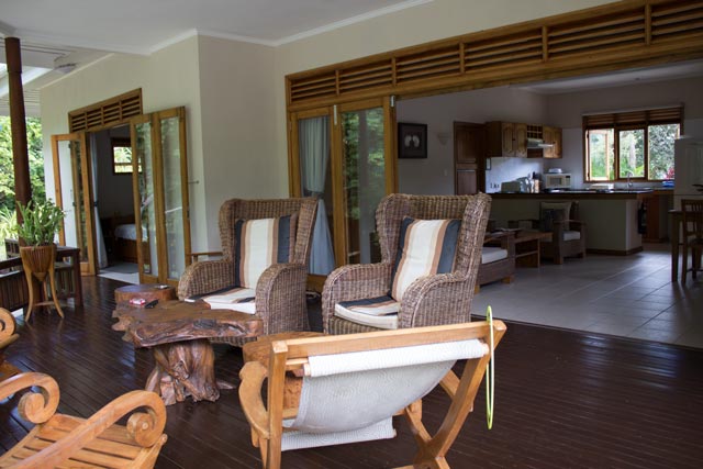 die-terasse-mit-blick-in-die-wohnkueche