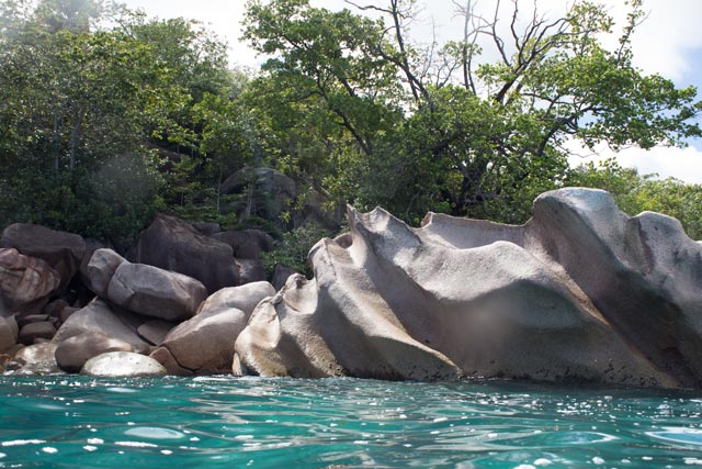 granitfelsen-mit-tiefen-rillen-vom-wellenschlag