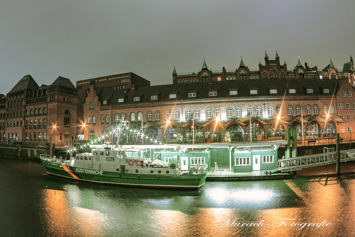 das-zollmuseum-und-zollboot-in-der-speicherstadt