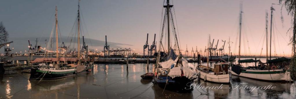 blaue-stunde-am-museumshafen
