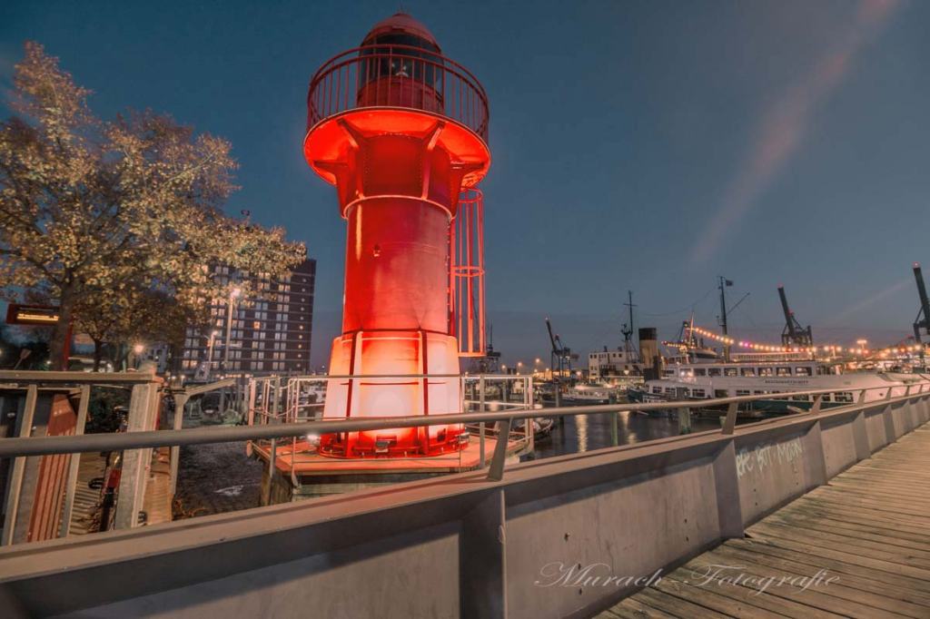 der-museumshafen-und-leuchtturm-in-oevelgoenne