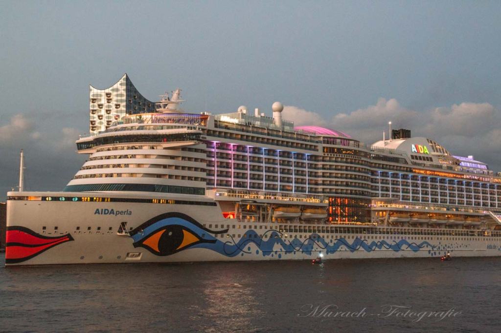 aida-perla-vor-der-elbphilharmonie