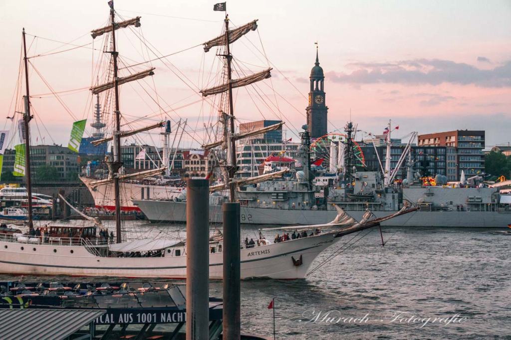 der-michel-ragt-ueber-den-hafen-hinaus