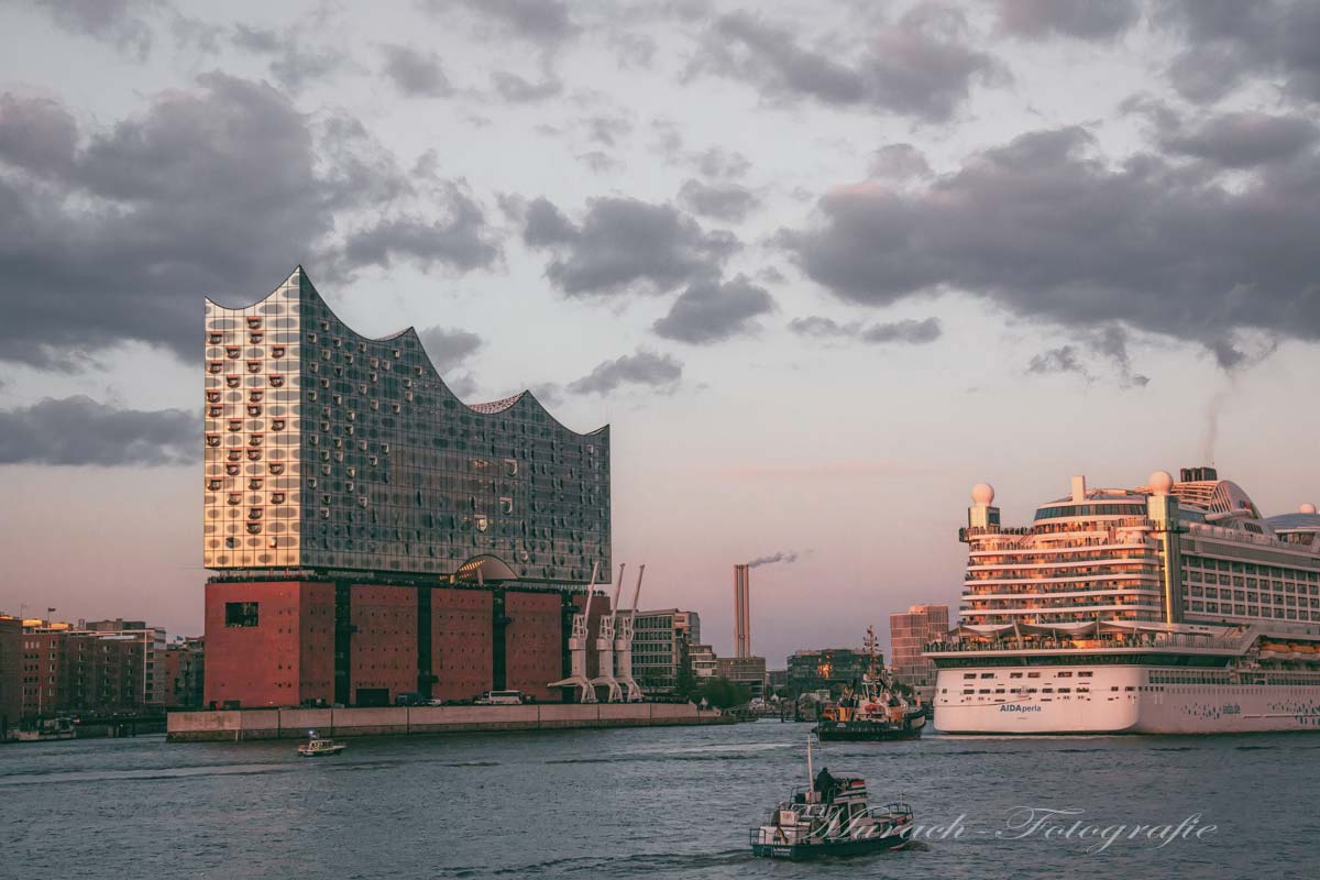 die-elbphilharmonie-und-aida-im-sonnenuntergang