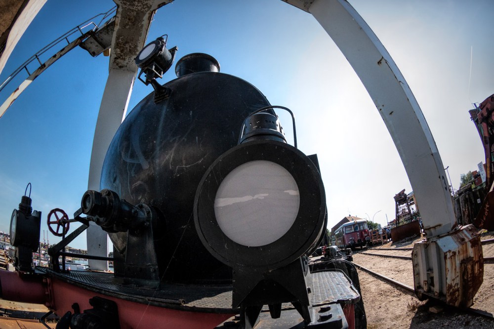 eine-alte-lokomotive-im-hafenmuseum