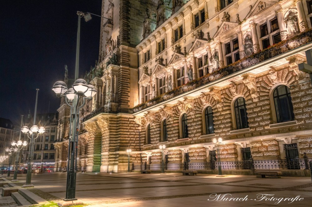das-in-der-nacht-leuchtende-rathaus-und-die-leuchtenden-laternen-murach-fotografie