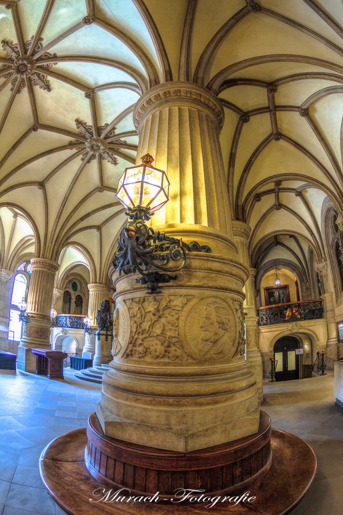 saeule-und-bank-im-rathaus-murach-fotografie