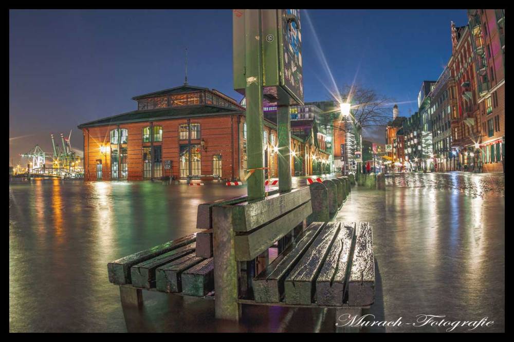 eine-bank-am-ueberfluteten-fischmarkt-murach-fotografie