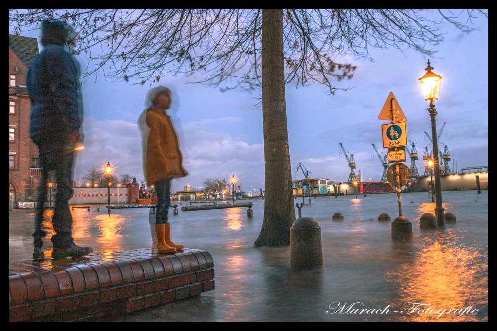 menschen-auf-mauer-bei-sturmflut-murach-fotografie