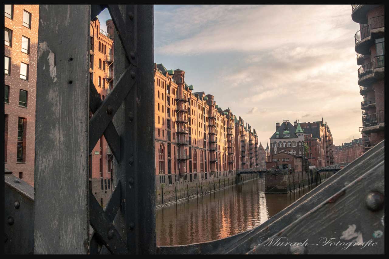 blick-durch-brueckentraeger-auf-fleetschloss-hamburg-wandbild