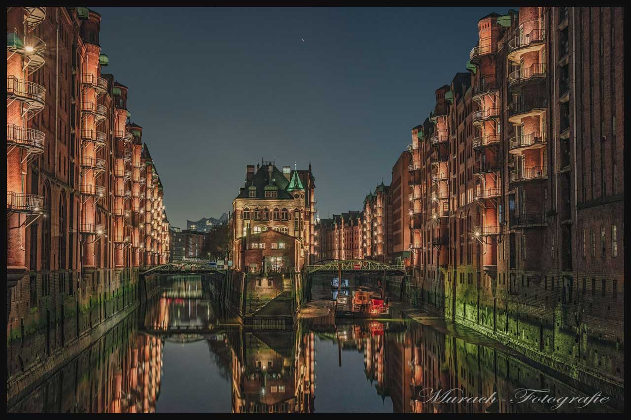 die-speicherstadt-und-fleetschloesschen-nachts-bei-ebbe-murach-fotografie