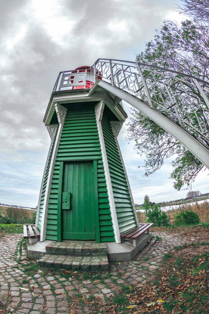 nahaufnahme-vom-gruenen-leuchtturm