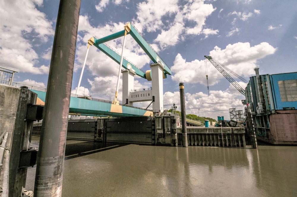 blick-auf-das-estesperrwerk-und-sietas-werft-murach-fotografie