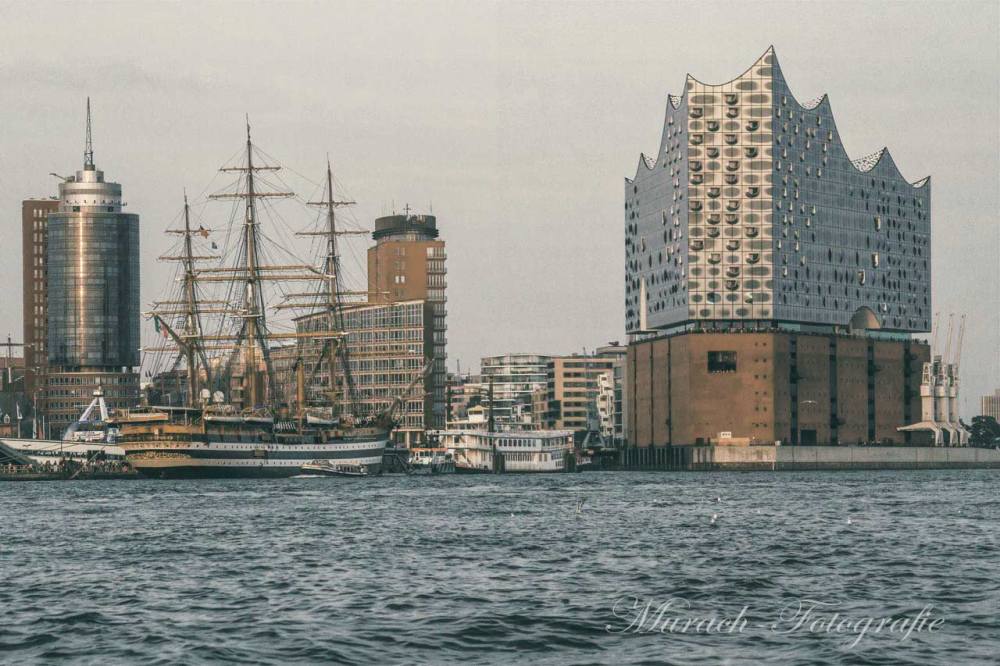 ein-altes-segelschiff-an-der-elbphilharmonie-murach-fotografie