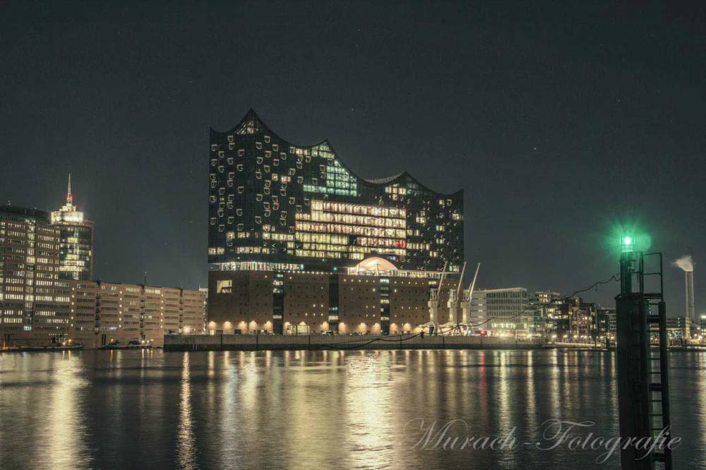 eine-gruene-positionsleuchte-und-die-elbphilharmonie-murach-fotografie