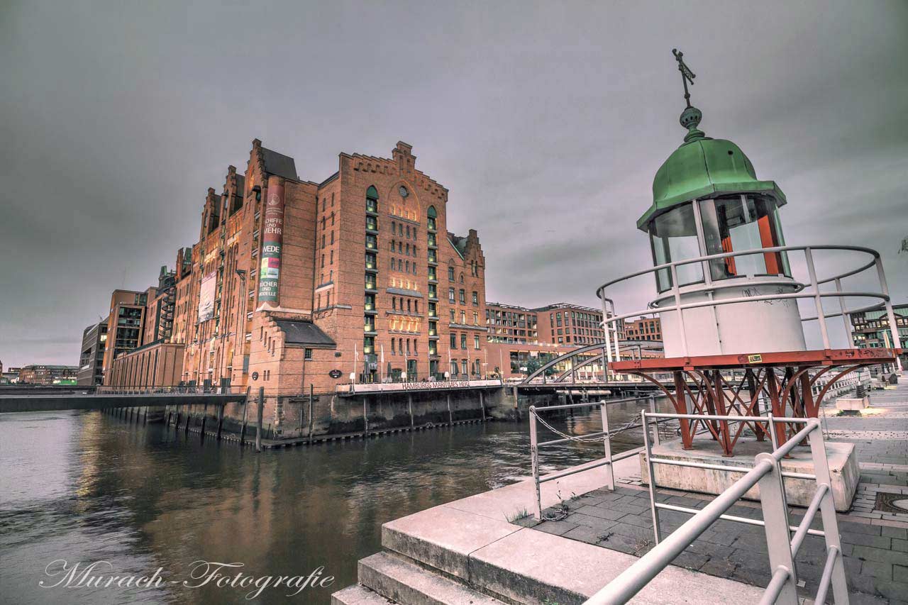 kleiner-leuchtturm-am-maritimen-museum-am-tag-speicherstadt-murach-fotografie
