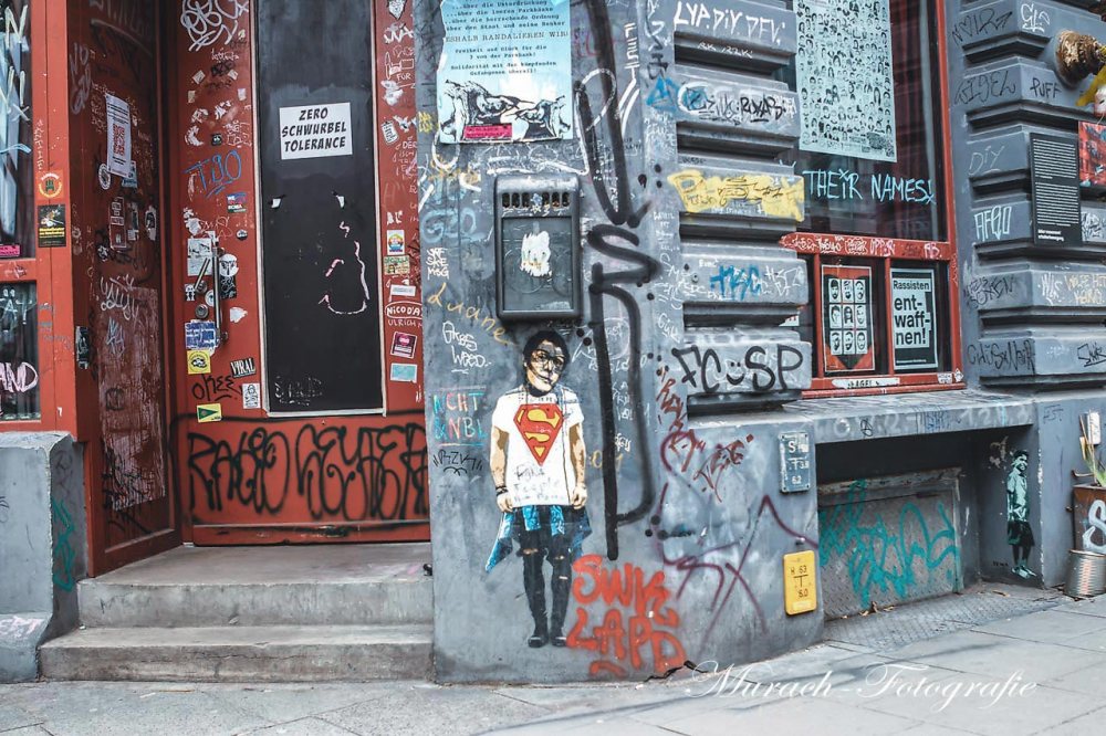 graffitis-am-kneipen-eingang-im-gaengeviertel-murach-fotografie