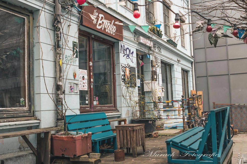 sitzbaenke-im-innenhof-gaengeviertel-murach-fotografie