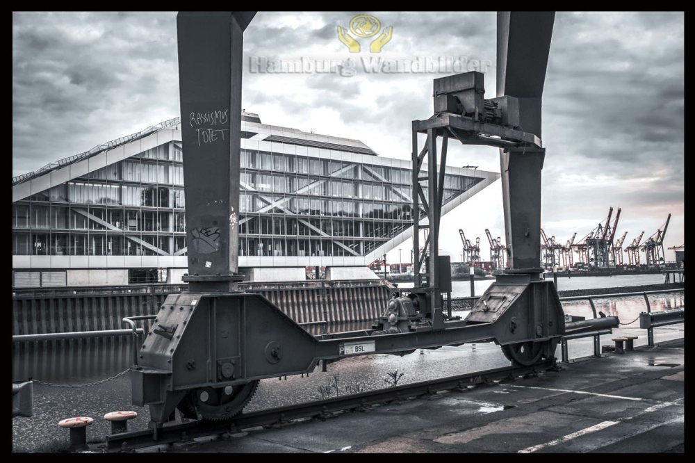 blick-durch-kran-auf-cruise-center-sw-hamburg-waandbilder