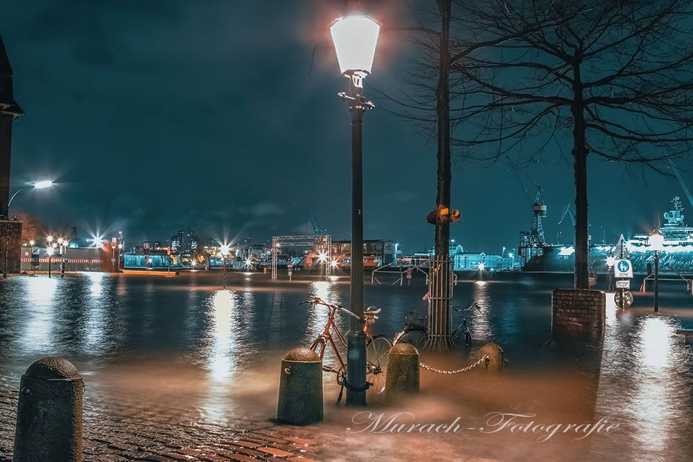 ein-fahrrad-am-ueberfluteten-fischmarkt-im-februar-22-murach-fotografie