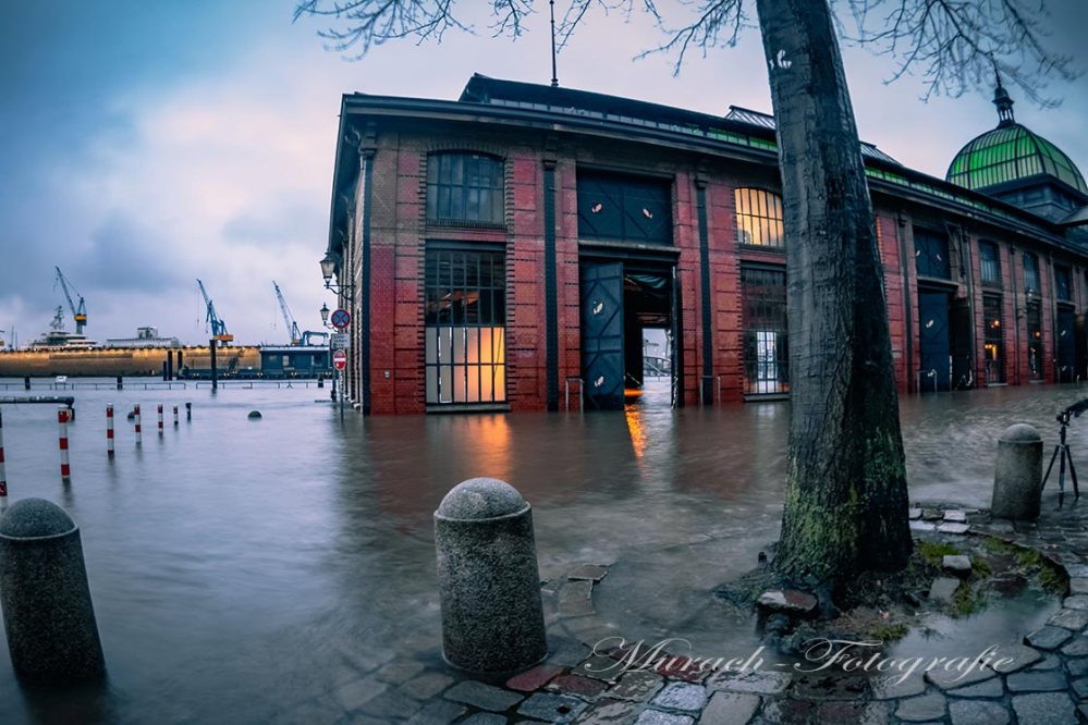 kopfsteinplaster-weg-an-der-fischauktionshalle-bei-sturmflut-murach-fotografie