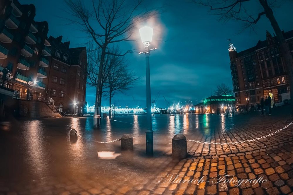 nachtaufnahme-sturmflut-am-fischmarkt-murach-fotografie
