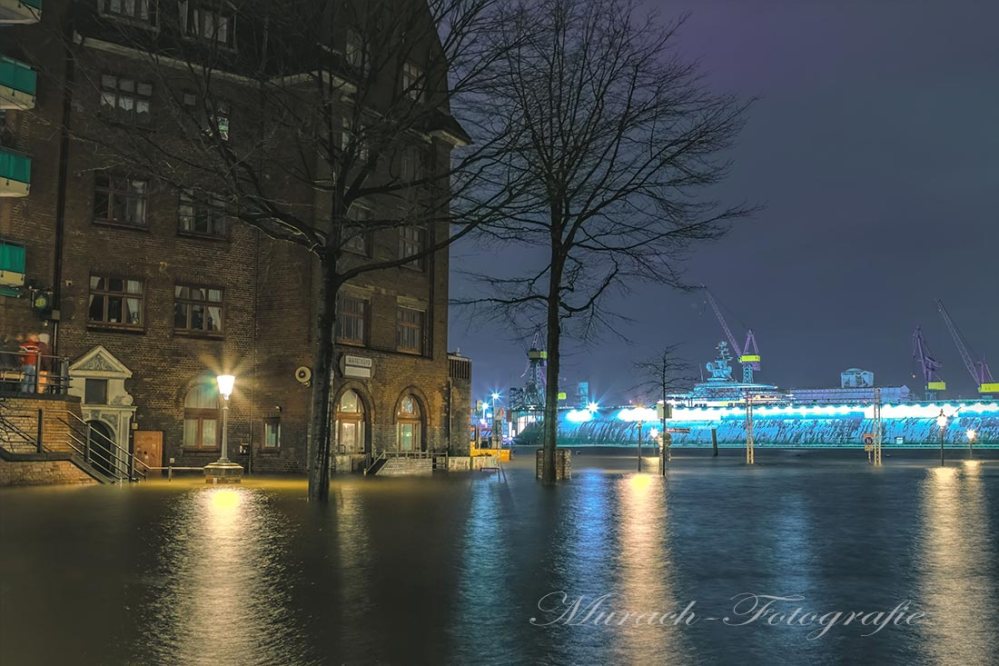 von-sturmflut-zeynep-ueberflutete-haeuser-am-fischmarkt-murach-fotografie