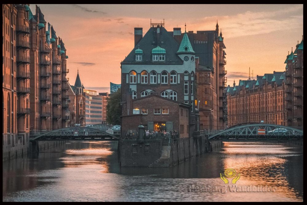sonnenuntergang-in-der-speicherstadt-am-wasserschloss-hamburg-wandbilder