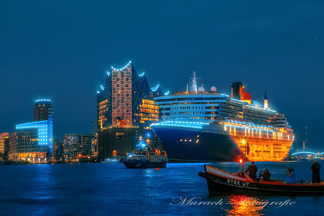 die-queen-mary-2-an-der-elbphilharmonie-am-blueport- murach-fotografie
