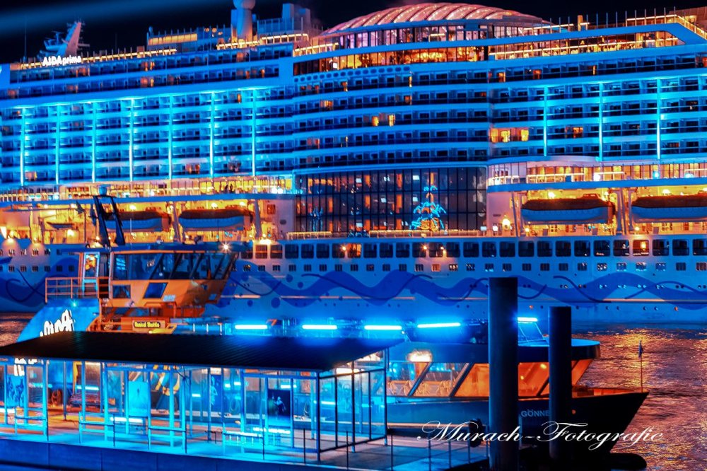 nahaufnahme-von-der-beleuchteten-aida-am-anleger-musical-boulevard-murach-fotografie