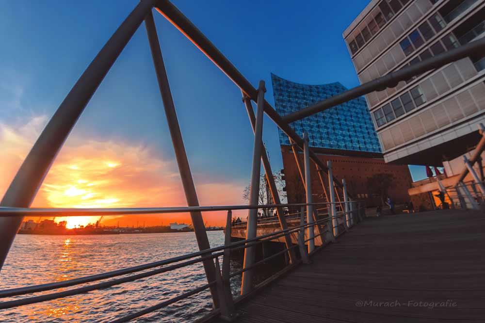 blick-von-der-anlegerbruecke-elbphilharmonie-auf-den-sonnenuntergang-murach-fotografie