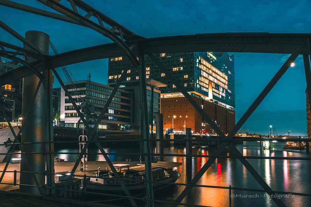ein-blick-von-der-bruecke-am-sandtorhafen-bei-nacht-murach-fotografie