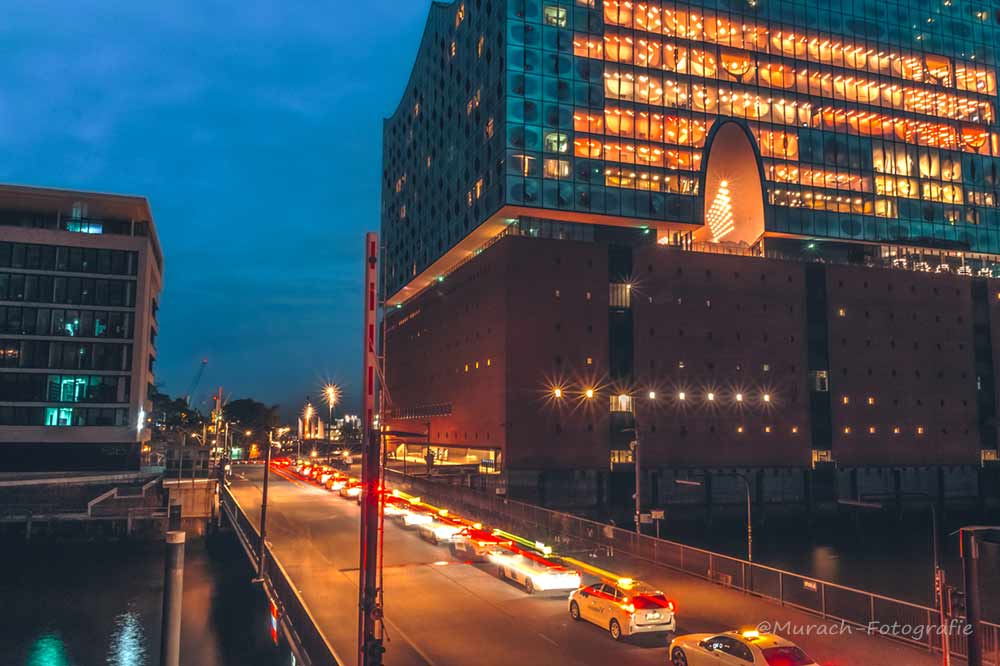 lichtstreifen-von-autos-vor-der-elbphilharmonie-bei-nacht-murach-fotografie