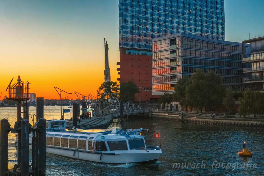eine barkasse faehrt zum anleger elbphilharmonie murach-fotografie